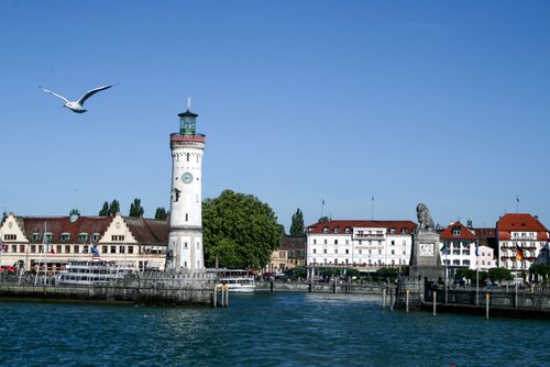 Der bayrische Löwe und der einzige Leuchtturm in Süddeutschland markieren die Hafeneinfahrt von Lindau.