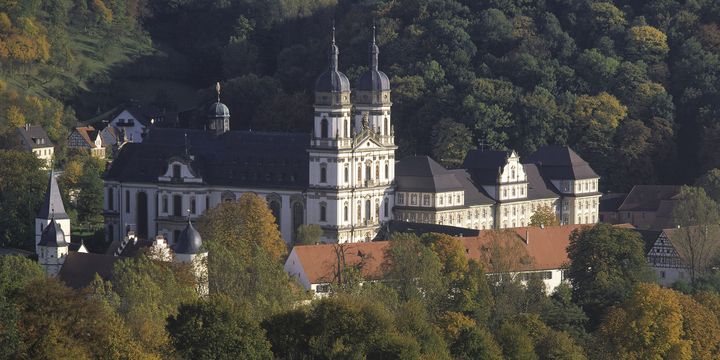 Das Kloster Schöntal liegt in einer malerischen Umgebung