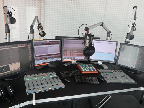 Technik im Radiostudio der Hochschule