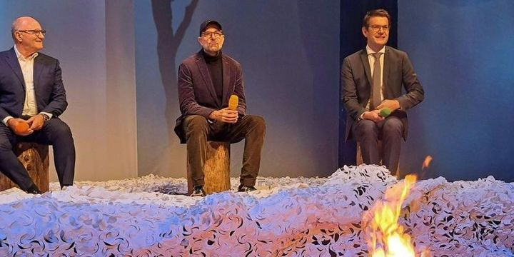 Festspielpräsident Hans-Peter Metzler (v.l.), Regisseur Philipp Stölzl, und Kaufmännischer Direktor Michael Diem, einen Ausblick auf die anstehende Saison 2024.
