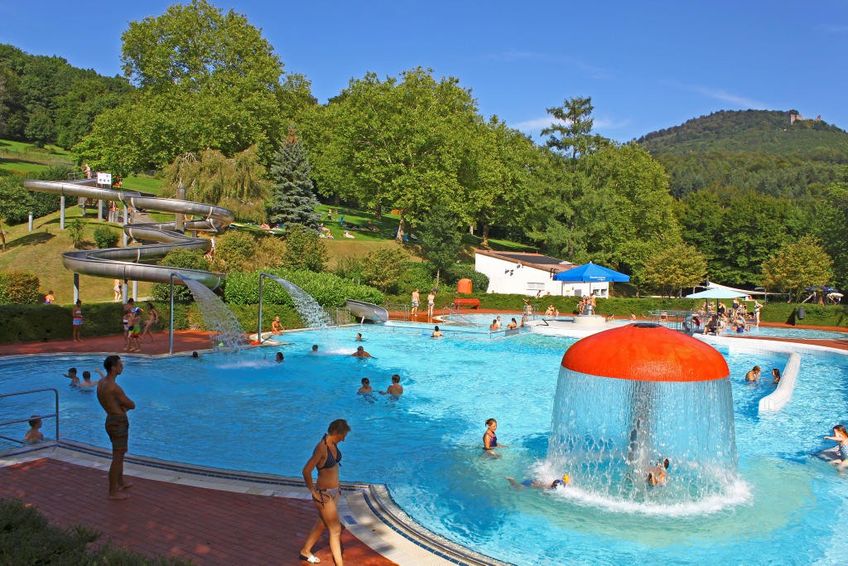 Ein Schwimmbecken und die Rutsche des Hardbergbades in Baden-Baden.