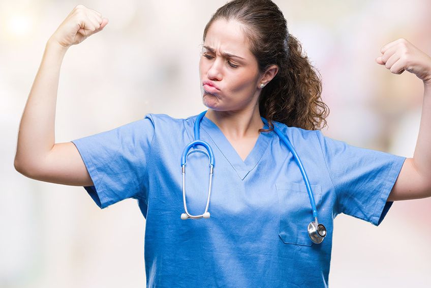Krankenschwester zeigt ihre Muskelkraft