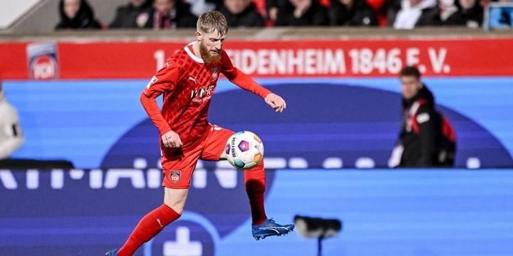 Der begehrte Jan-Niklas Beste will bis 2025 beim 1. FC Heidenheim bleiben.