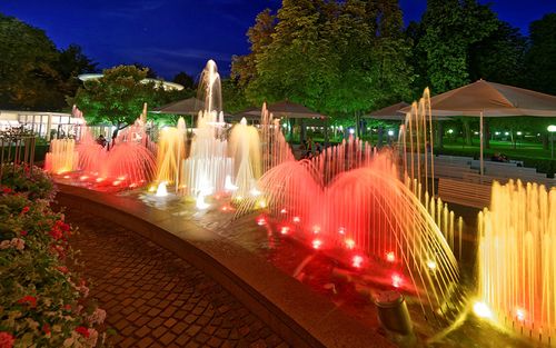 Wasserpiele im Kurpark Bad Mergentheim beleuchtet bei Nacht