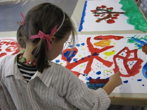 Kinder gestalten eigene Kunstwerke