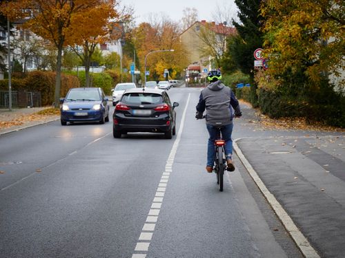 Radfahrer auf einem Schutzstreifen für Fahrräder auf der Straße