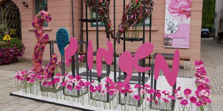 Floristik-Installation vor der Blumenhalle der Gartenschau Eppingen