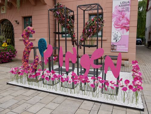 Floristik-Installation vor der Blumenhalle der Gartenschau Eppingen