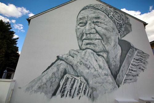 Das fertige Mural Lebenswerk von Hendrik Beikirch zeigt eine Schwetzinger Spargelbäuerin 