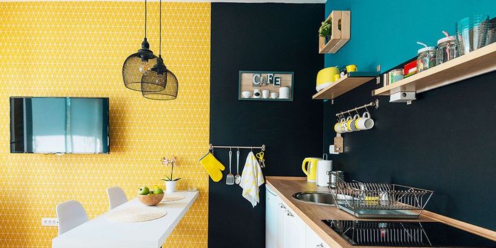 Moderne Küche in türkis, gelb und schwarz