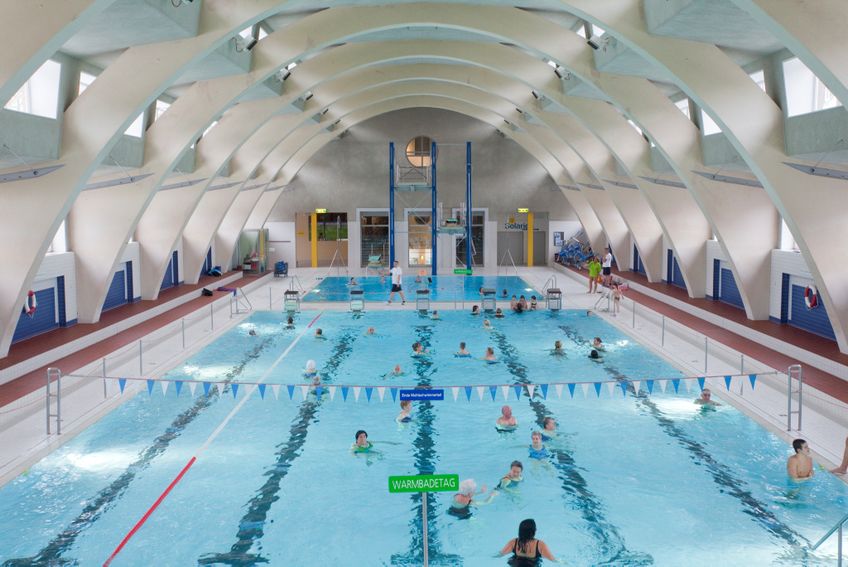 Schwimmhalle im Hallenbad Heslach mit Schwimmer- und Sprungbecken 
