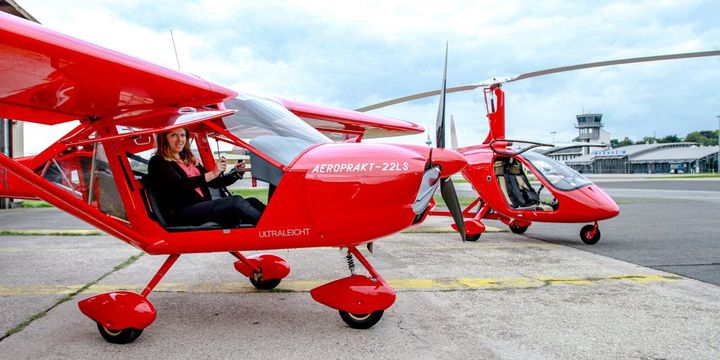 Fluglehrerin Mona Hörig mit ihrem Ultraleichtmotorflugzeug