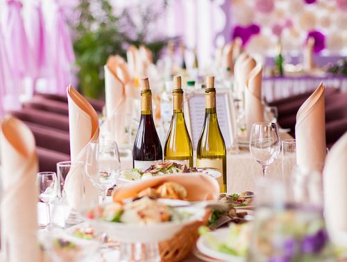 Hochzeit mit heimischem Wein und regionalem Essen