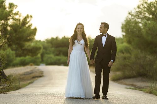 Brautpaar Hand in Hand - Braut mit Kleid in A-Linie