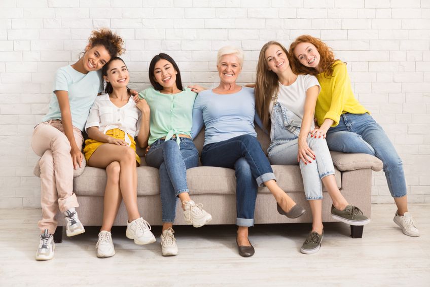 Diverse Frauen auf einem Sofa