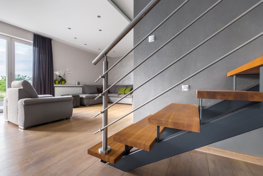 Treppe aus Holz und Stahl im Wohnraum