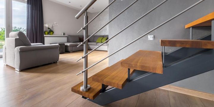 Treppe aus Holz und Stahl im Wohnraum