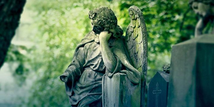Grabmalskulptur trauernder Engel