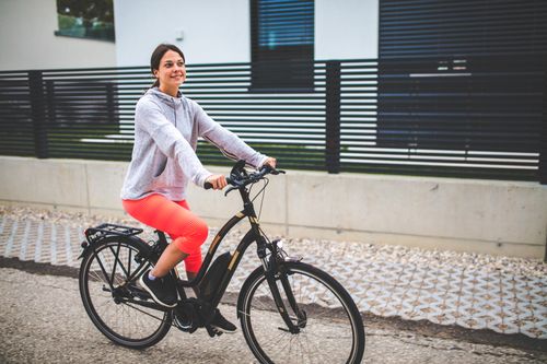 Frau fährt mit E-Bike