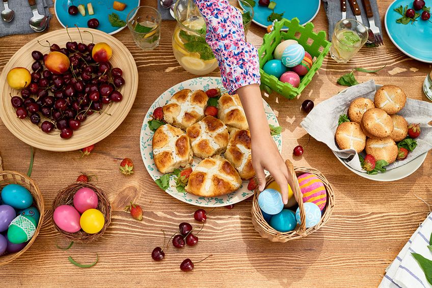 Gedeckter Tisch mit Ostergebäck und Eiern
