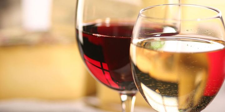 Zwei Gläser mit Wein
