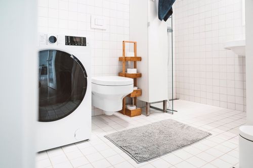 Modernes Bad mit Waschmaschine