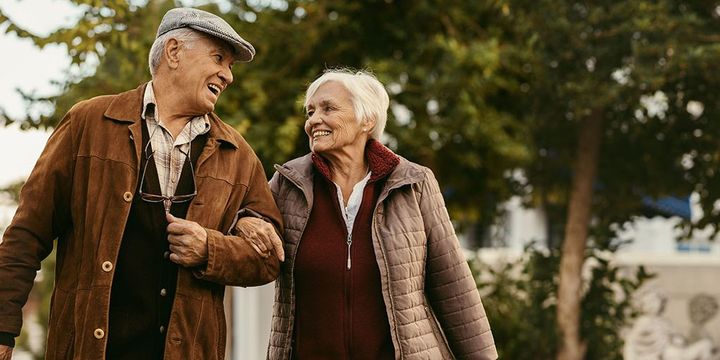 Viele Senioren bewegen sich oft und gerne an der frischen Luft – dabei sollten sie auch stets an ihre eigene Sicherheit denken.