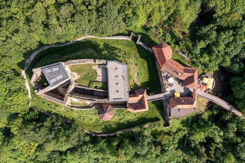 Die Draufsicht mit der Drohne auf Burg Hohenrechberg.
