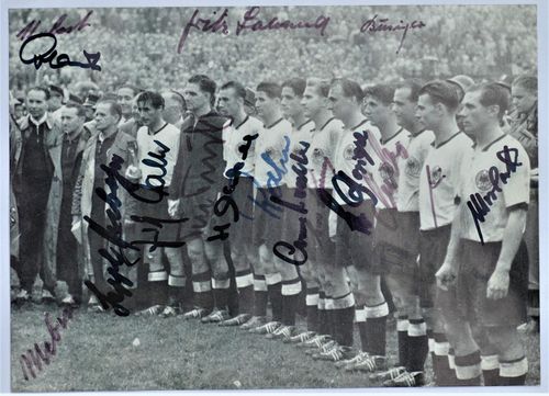 Die Weltmeister von 1954 mit dem „Wunder von Bern“ und den Original-Unterschriften