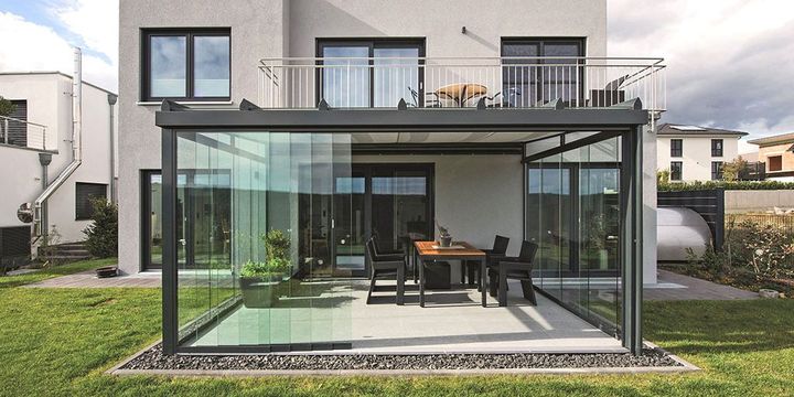 Schlicht-elegante Terrassenüberdachung erinnert an Bauhaus-Stil