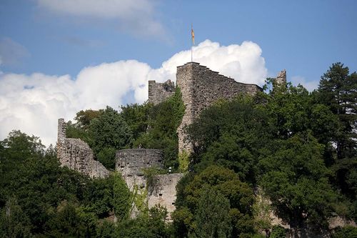 Burg Badenweiler auf einer Anhöhe