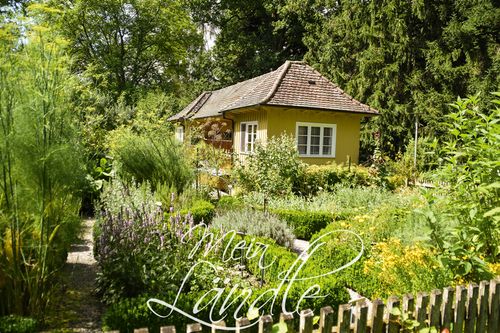 Hinter dem gepflegten Kräutergarten liegt das Imkerhaus der Franziskanerinnen.