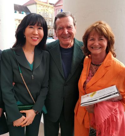 Altkanzler Gerhard Schröder (Mitte) besuchte zusammen mit seiner Frau Soyeon Schröder-Kim (ganz links) die Eröffnung des "Genesis"-Projekts