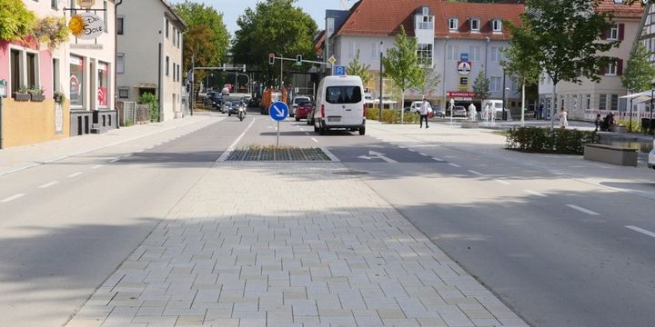 Nach der Umgestaltung der Seestraße können Fußgänger die Bundesstraße dank Fußgängerinsel wesentlich besser queren.