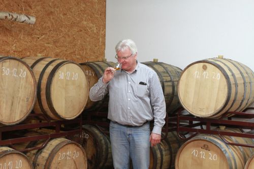 Alle 14 Tage muss Jürgen Bender seinen Whisky verkosten, um den Reifegrad in den Fässern zu überprüfen. 
