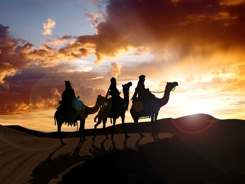 Die Heiligen drei Könige auf dem Weg zu Jesus mit Kamelen