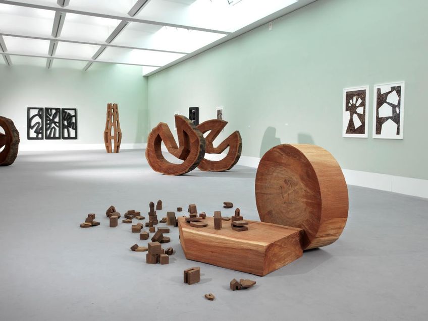 Ausstellungsansicht verschiedener Holzkunstwerke von Werner Pokorny