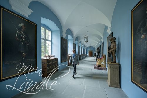 rinz Bernhard geht den Flur mit Ahnengalerie im Schloss Salem entla