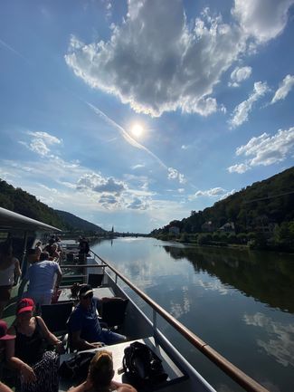 Einfahrt mit dem Schiff nach Heidelberg