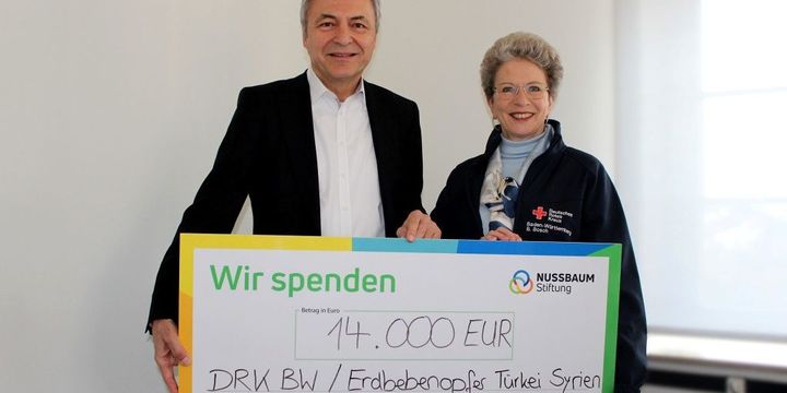 Peter Jahn von der Nussbaum Stiftung überreicht Barbara Bosch, der Präsidentin des DRK Baden-Württemberg den Scheck über 14.000 Euro.
