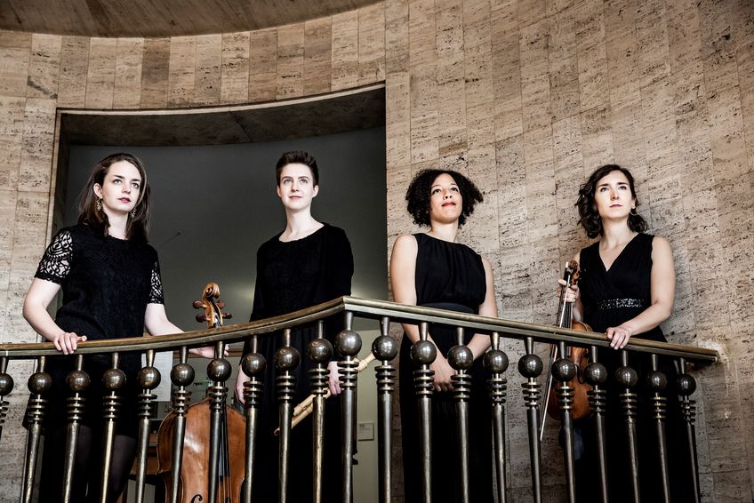 Die vier Musikerinnen vom Ensemble Marsyas Baroque mit ihren Instrumenten