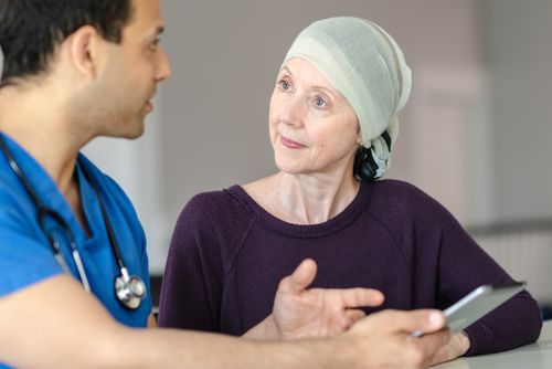 Krebskranke Frau im Gespräch mit dem Arzt
