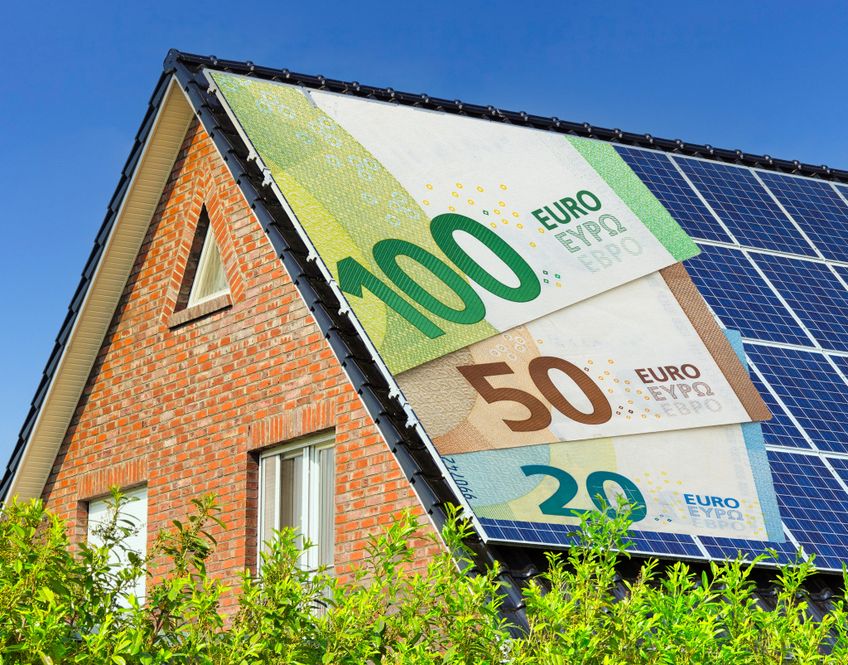 Geld sparen mit Solarstrom - Euroscheine als Dacheindeckung neben PV-Anlagen