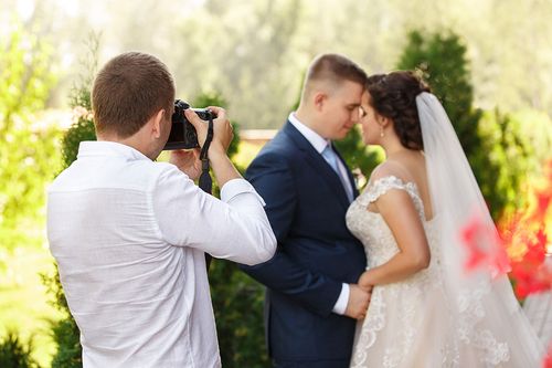 Ein Hochzeitsfotograf setzt das Paar in Szene