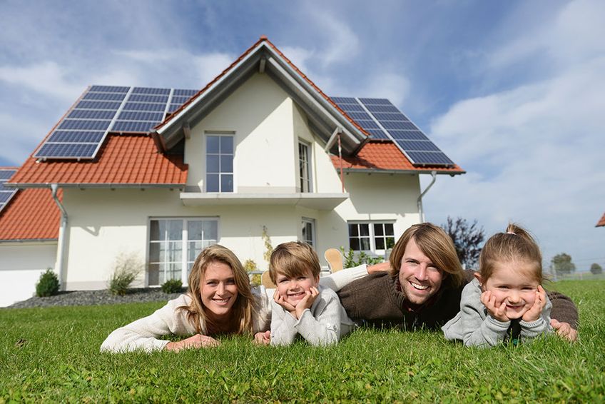 Für ein Haus mit Solaranlage kann sich ein Solarstromspeicher lohnen.