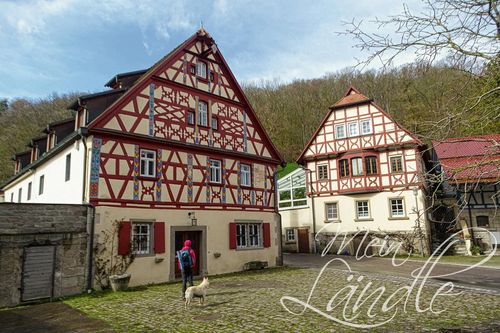 Vorbei am „Stummen Giebel“: So heißt die ehemalige Hautschenmühle von Tauberzell. Drei stumme Brüder sollen sie erbaut haben.