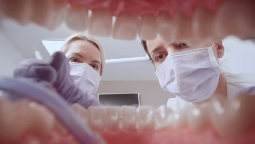 Offener Mund beim Zahnarzt aus der Perspektive des Patienten