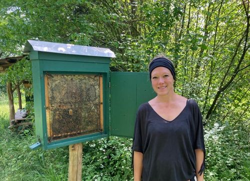 Alexandra Großhans präsentiert den Schaukasten, der spannende Einblicke ins Bienenleben gibt