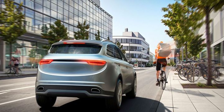 Auto mit Sensoren erkennt Radfahrer am Straßenrand