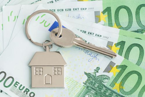 Schlüssel und Schlüsselanhänger in Hausform auf 100 Euro Scheinen